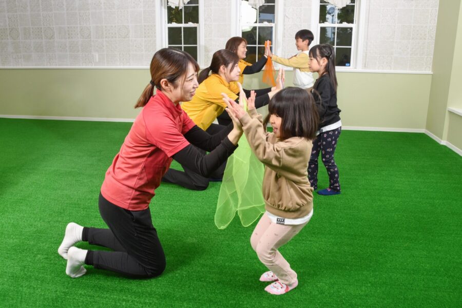 家庭では子どもに寄り添い、施設では社会性を養う