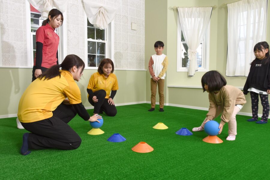 これらの活動は、子供たちが楽しみながら運動スキルを向上させるのを助けます。