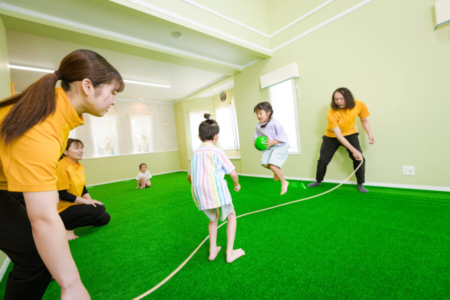「遊びながら学べる・動ける」環境が非常に効果的。例えば、リズムに合わせて体を動かす運動ゲームは、脳と身体の連携を高めるトレーニングになります。