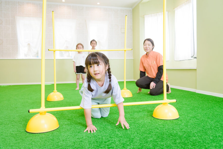 原始反射を整える運動や、バランス・体幹を鍛える遊びを取り入れています。個々の特性に合わせて、楽しく続けられる工夫をしています。