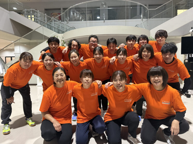 スタッフ全員でTシャツを揃え、統一感とチームワークを象徴する姿に。